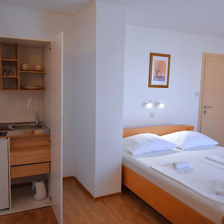Guest House Sandra Rab Town Exteriör bild