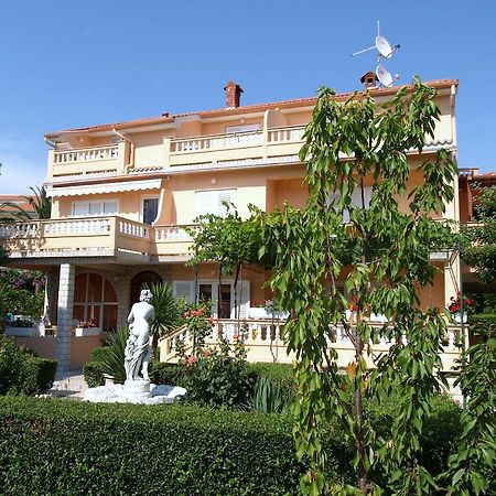 Guest House Sandra Rab Town Exteriör bild