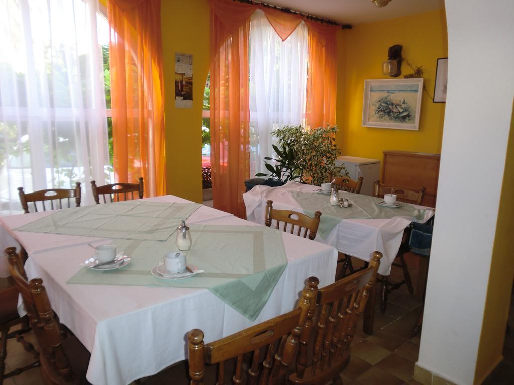 Guest House Sandra Rab Town Exteriör bild