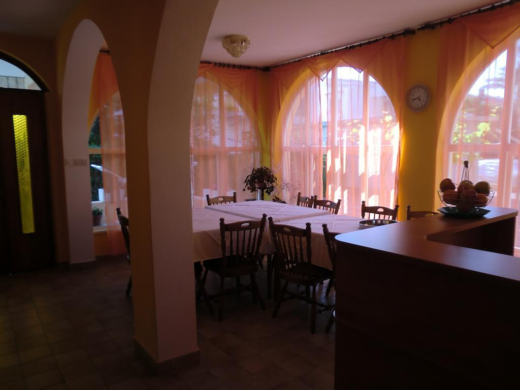Guest House Sandra Rab Town Exteriör bild